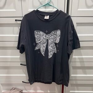 Comfort Colors Kids Charcoal T-Shirt with Bow Design